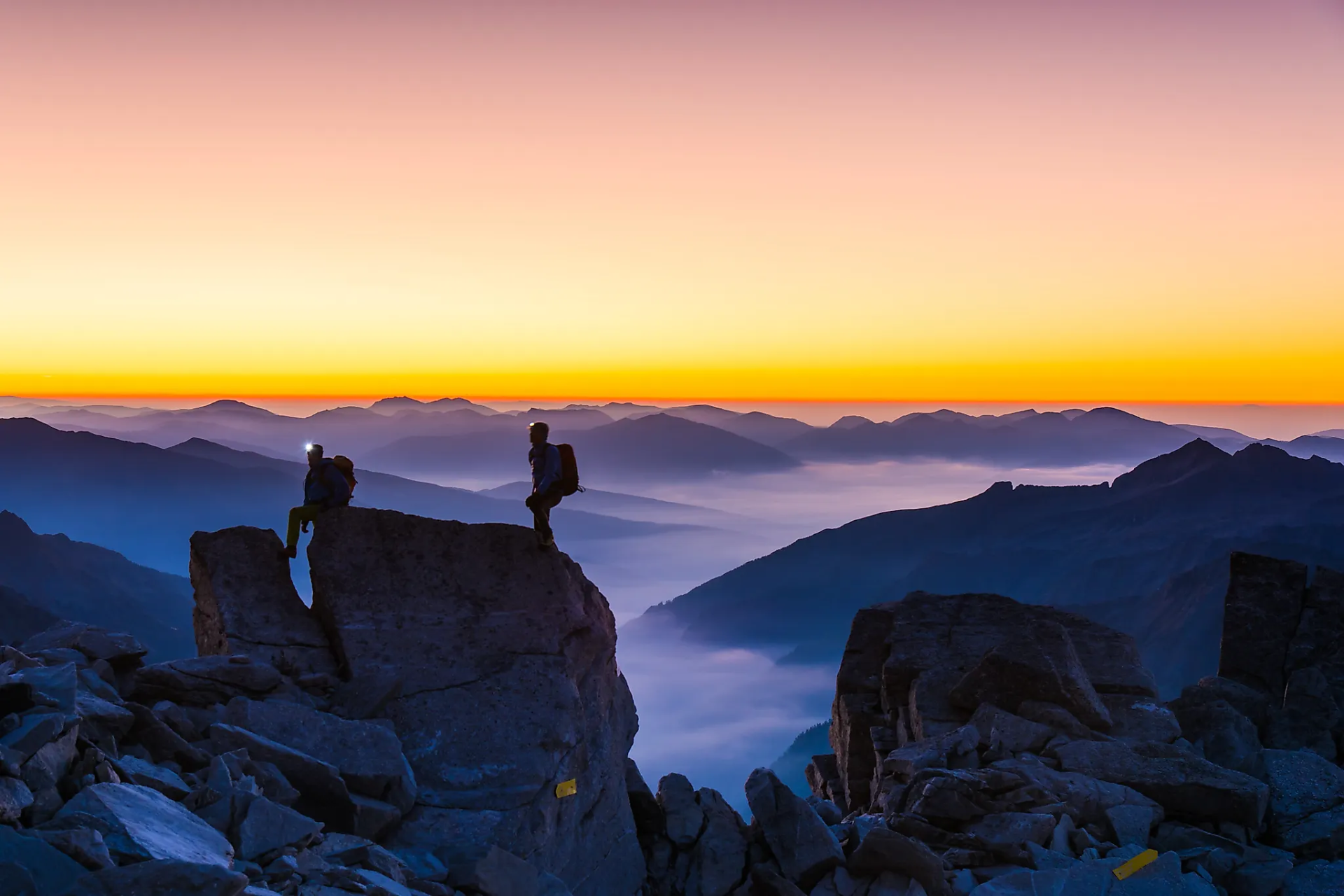 Wanderer in den Hohen Tauern bei Sonnenaufgang
