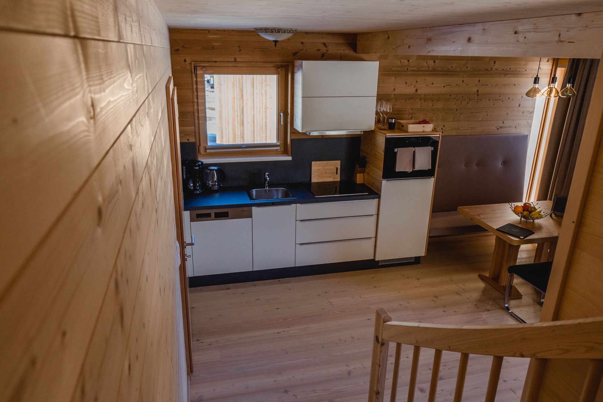 Voll ausgestattete Chalet-Küche mit Esstisch