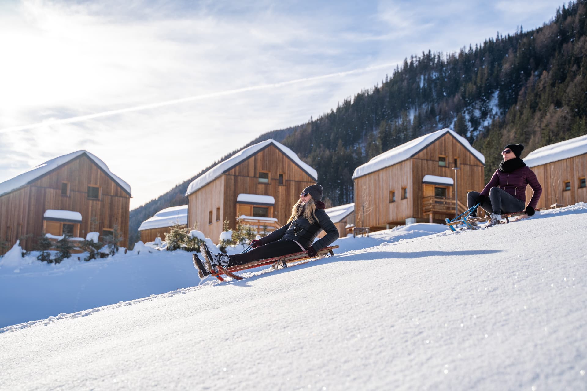 Rodelvergnügen auf der Anhöhe bei den Chalets