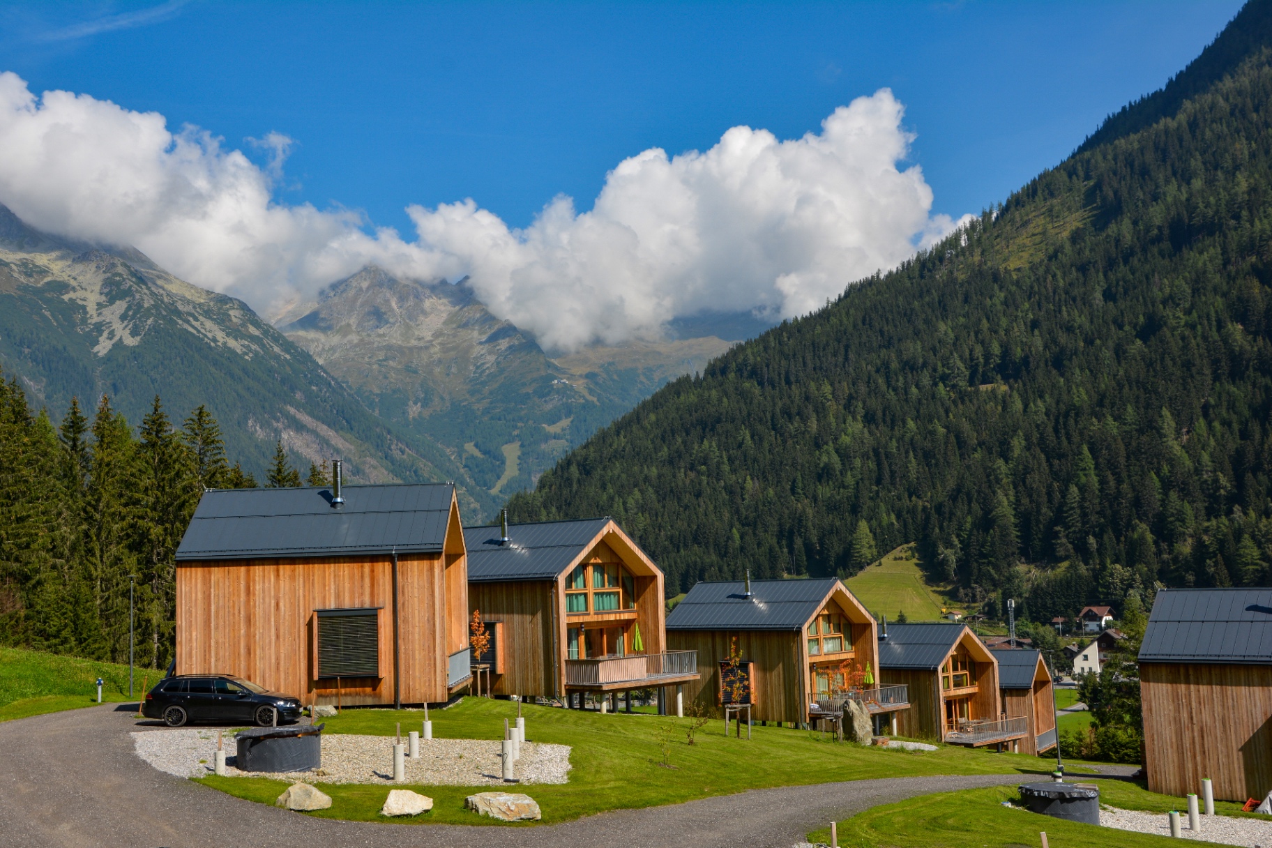 Chalets vor Bergpanorama im Sommer