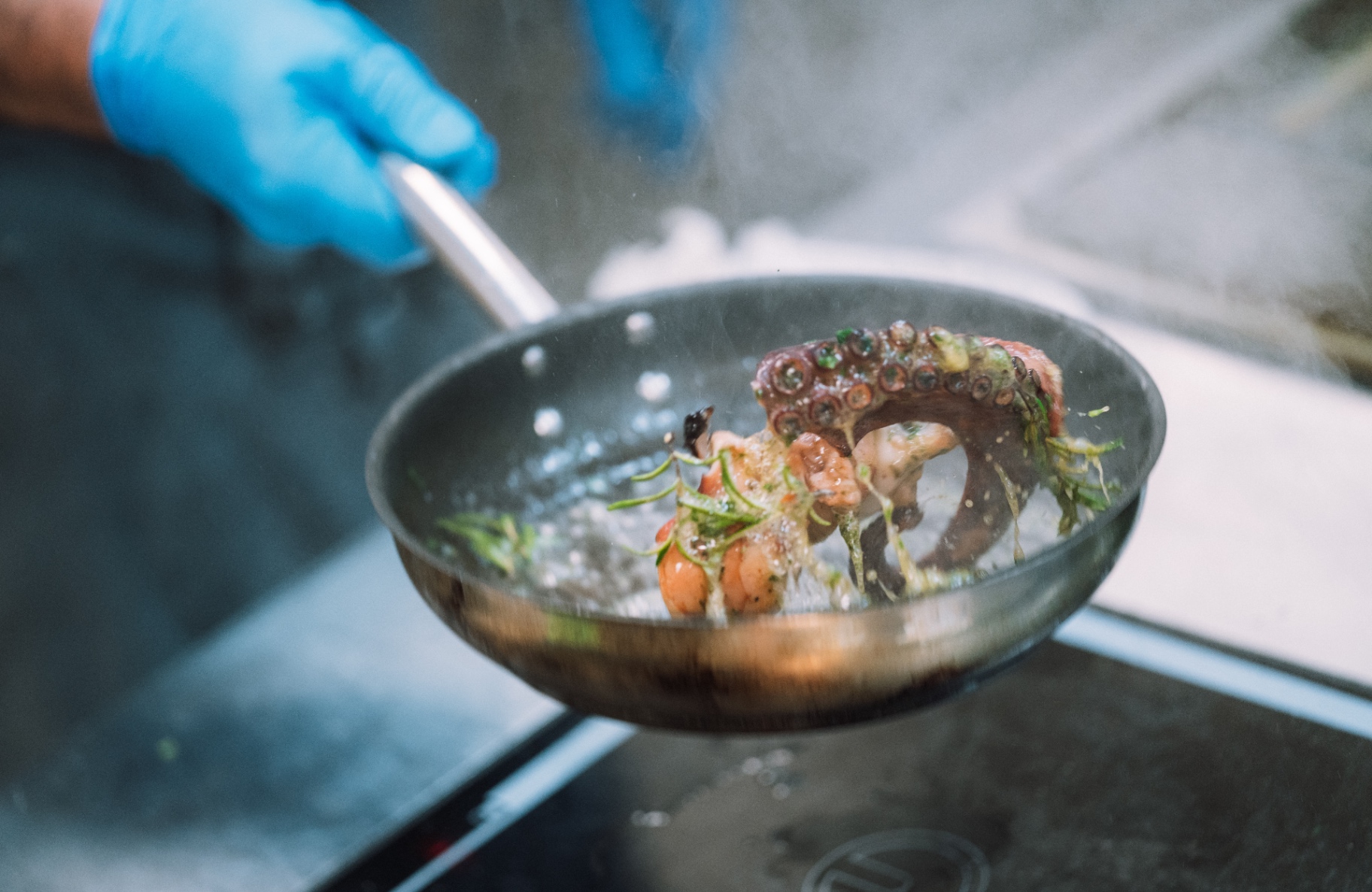 Pfanne mit Oktopus in der Küche