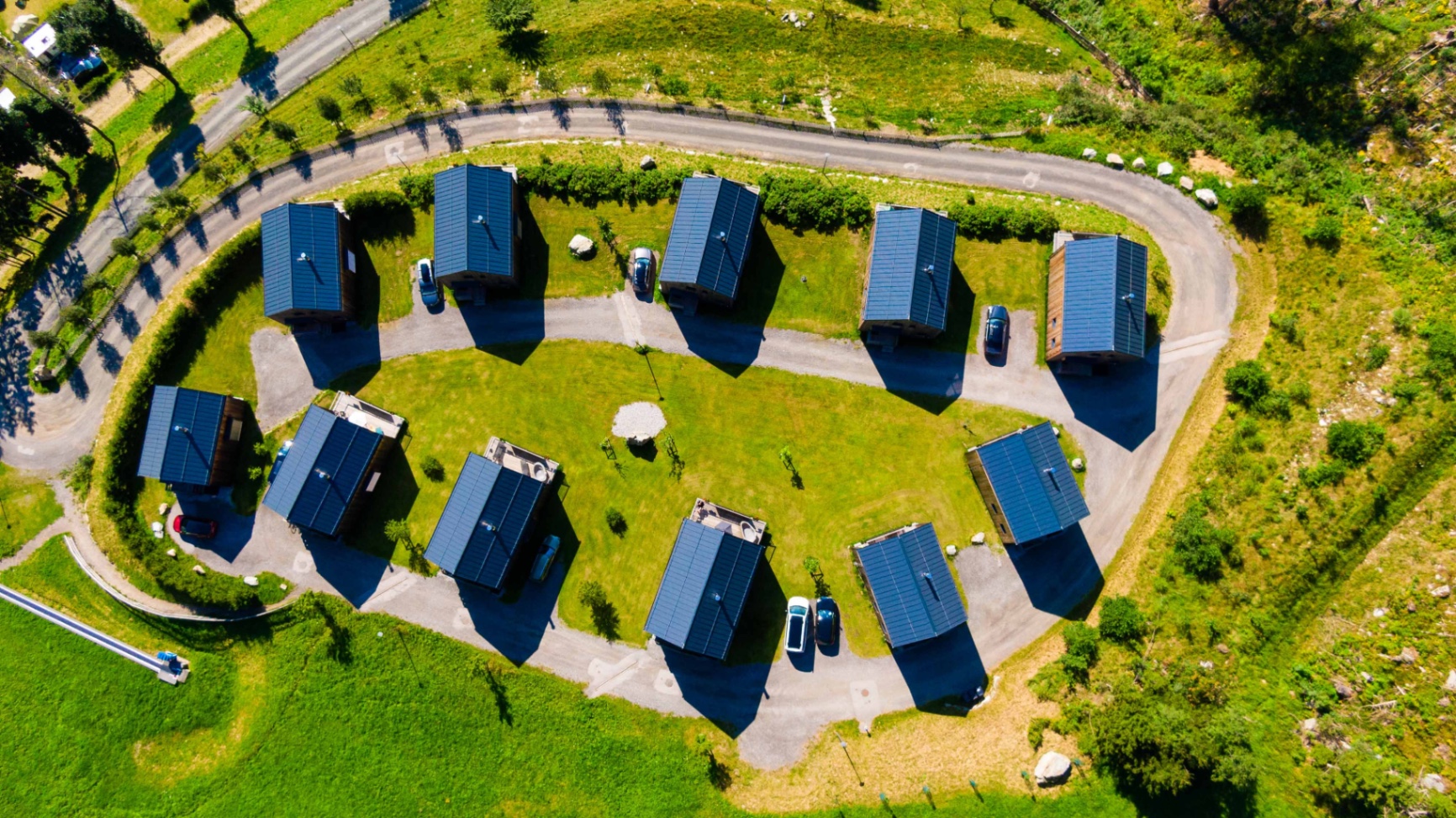 Luftbild der Chalets im Kreis angeordnet