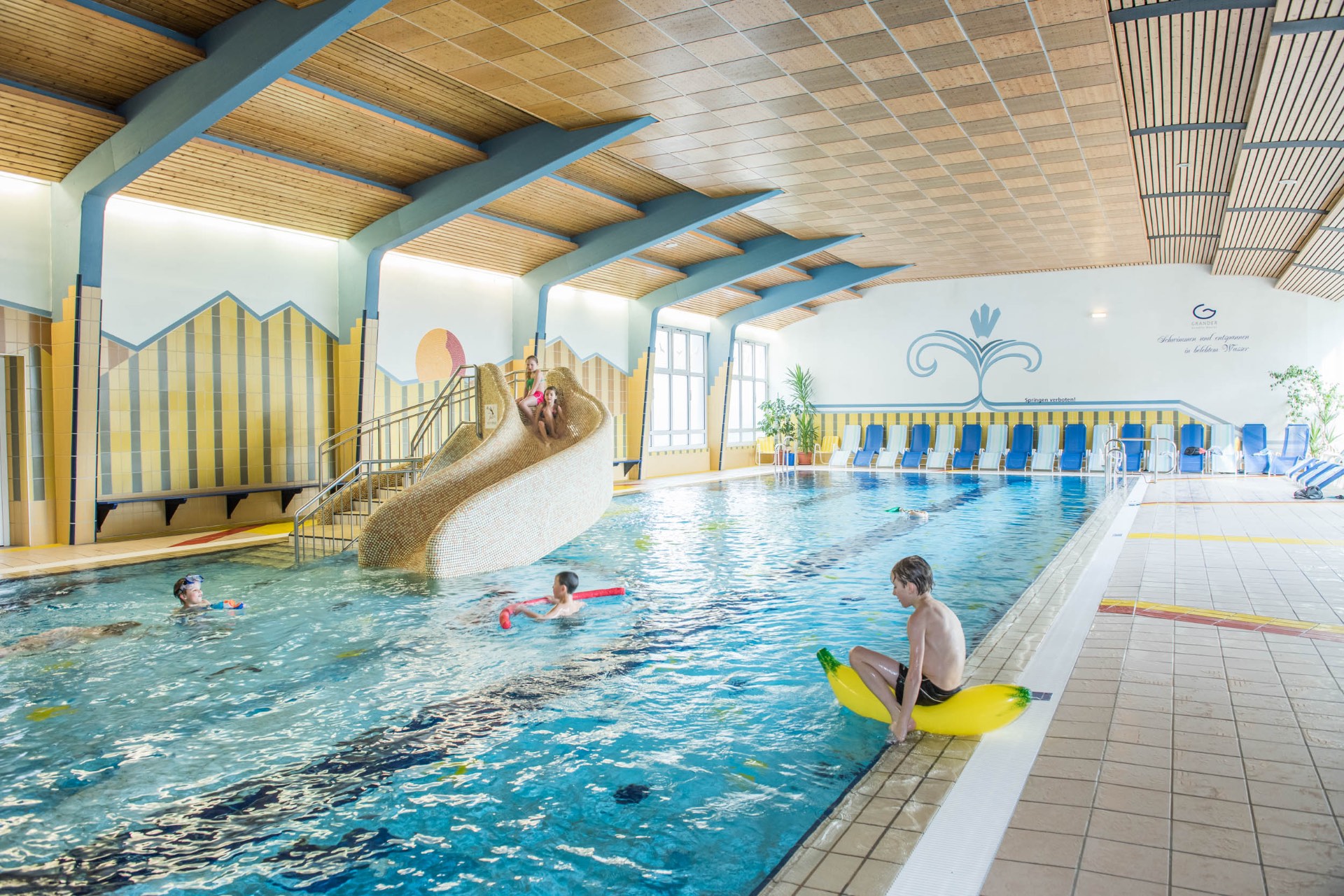 Hallenbad im Tauernbad Mallnitz mit Wasserrutsche